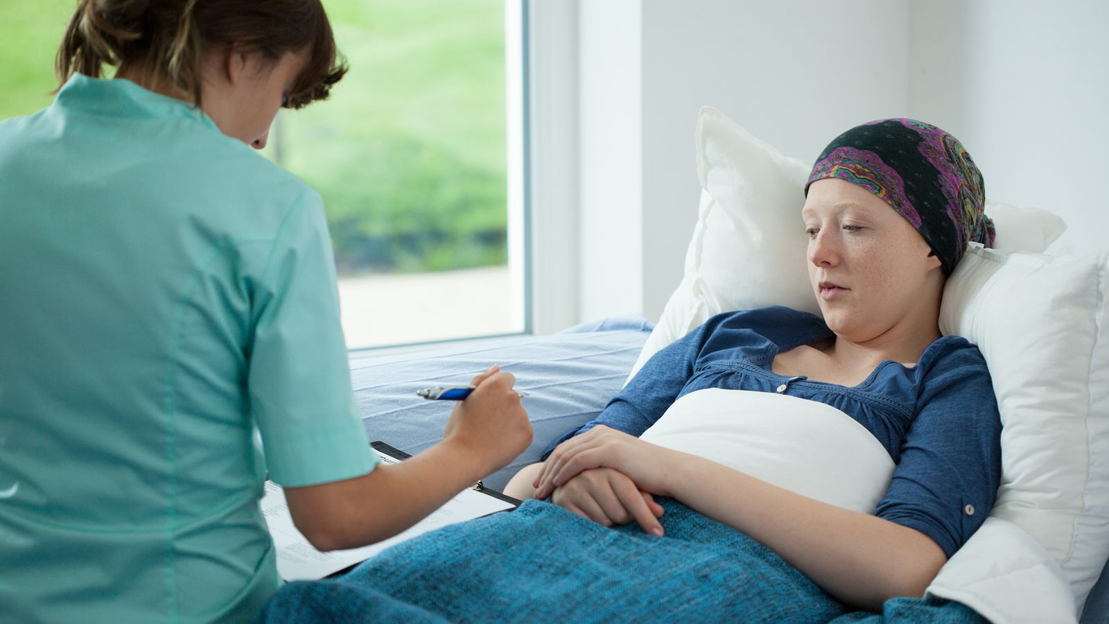Entgiften nach der Chemotherapie - Frau liegt in einem Krankenhausbett