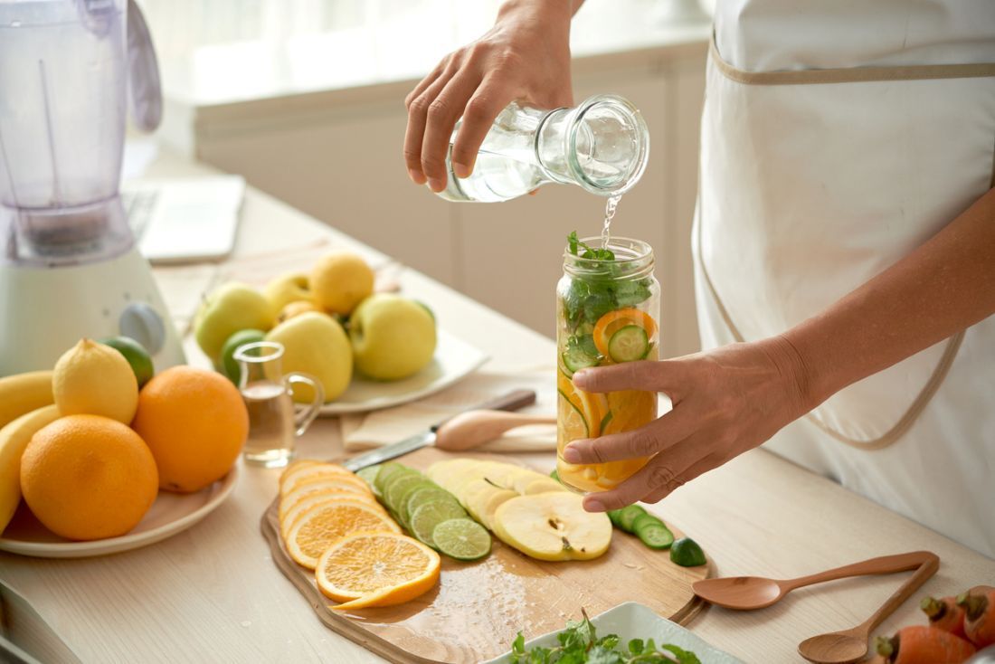 Ein Frau bereitet eine basische Limonade zu