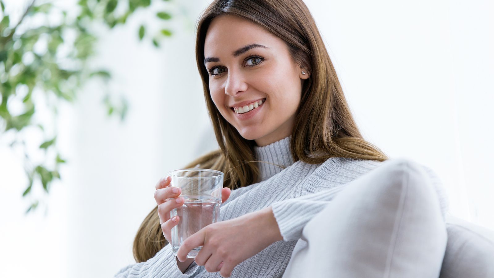 Frau trinkt Wasser zur Entsäuerung
