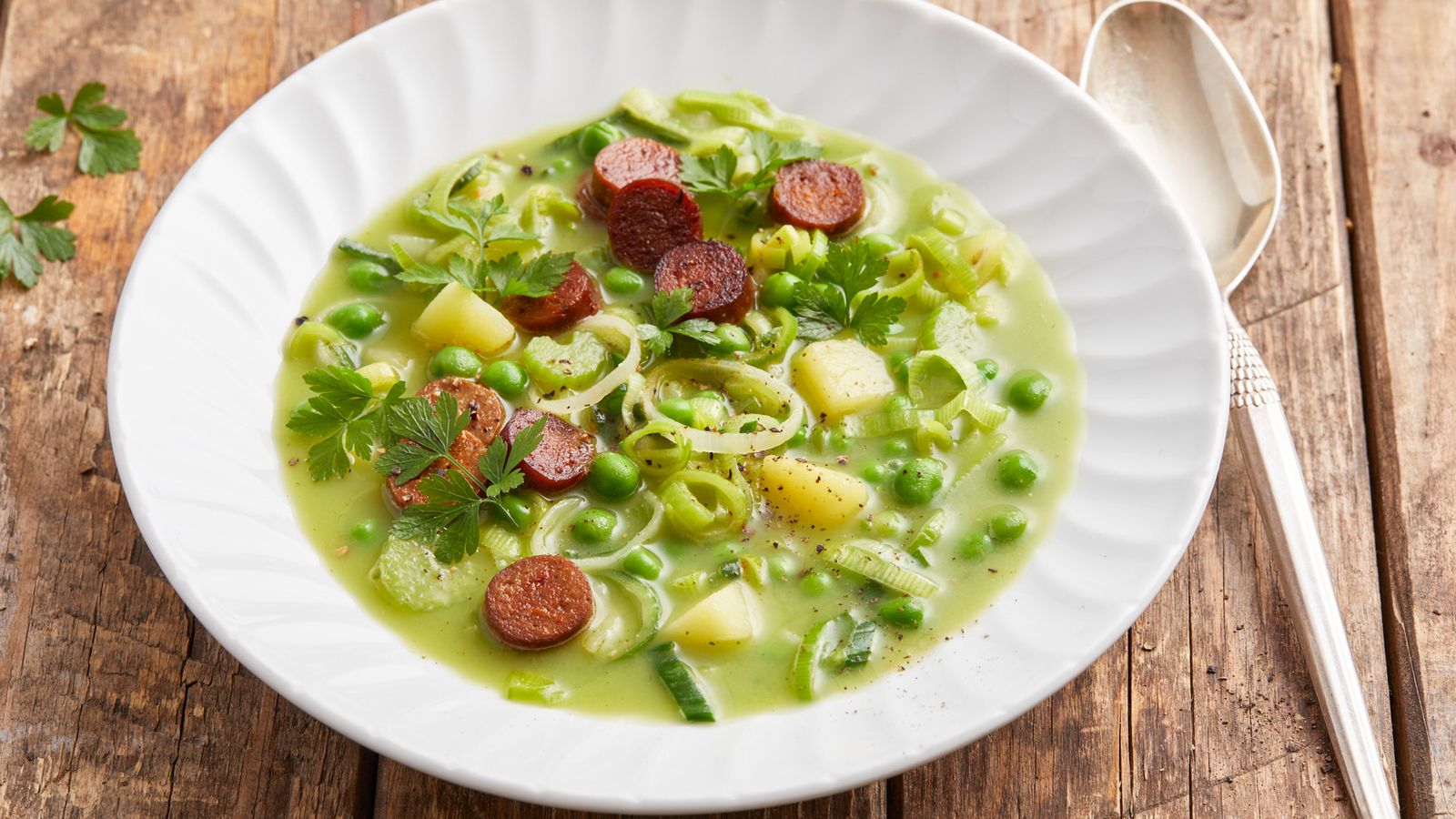 Erbsensuppe auf einem weissen Teller