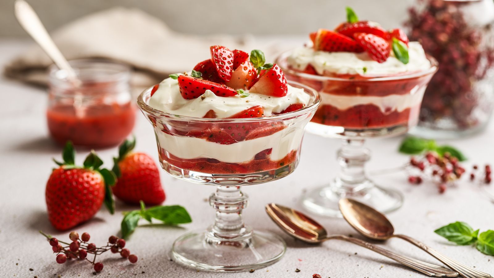 Schichtdessert mit Erdbeeren in Gläasern