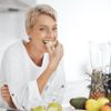 Aufnahme einer Frau, die Obst isst