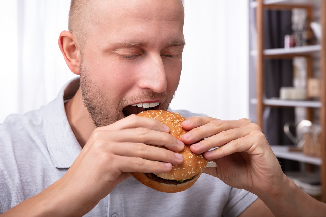 Ein mann isst einen Burger