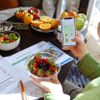 Frau sieht sich die Ernährungsempfehlungen an