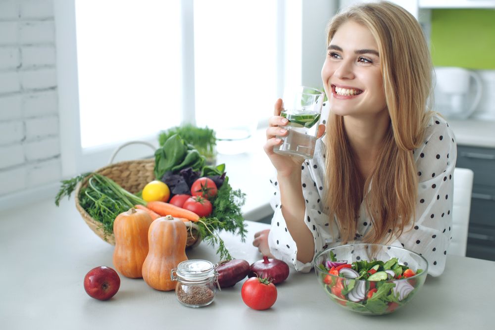 Frau ernährst sich vegan und Low Carb