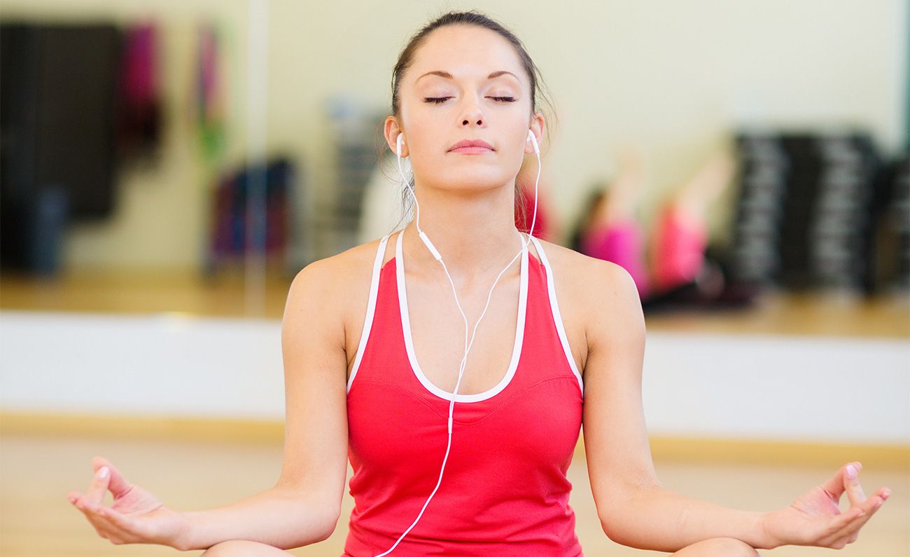 Frau meditiert und hört entspannende Musik