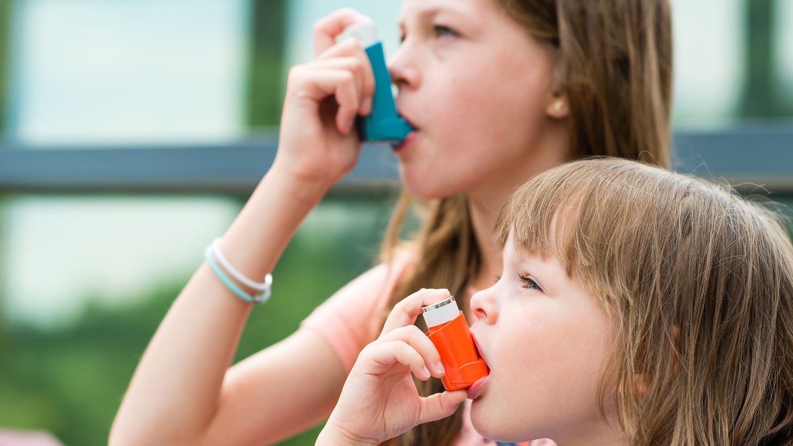 2 Mädchen nutzen Asthma-Inhalatoren