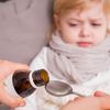 Kind bekommt flüssiges Antibiotika, weil es krank ist