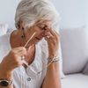 Ältere Frau hat Vitamin-B-12-Mangel