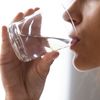 Nahaufnahme Frau hält Glas, trinken noch Mineralwasser