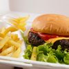 Burger und Pommes in einer Styropor Verpackung