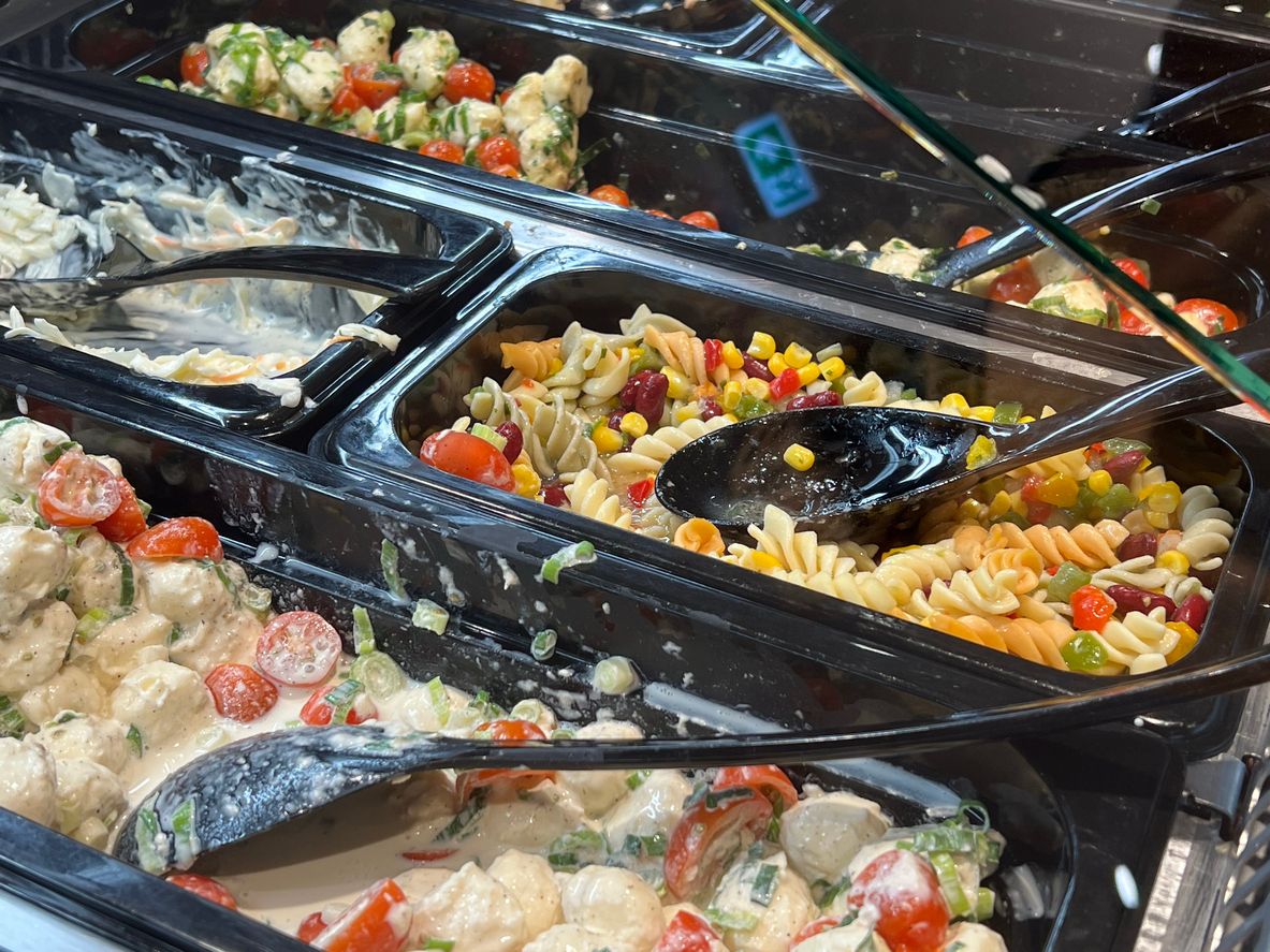Salatbar in der Obst- und Gemüseabteilung eines Lebensmittelgeschäft