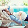 Eine schwangere Frau liegt auf dem Sofa