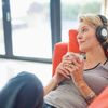 Frau hört entspannt Musik