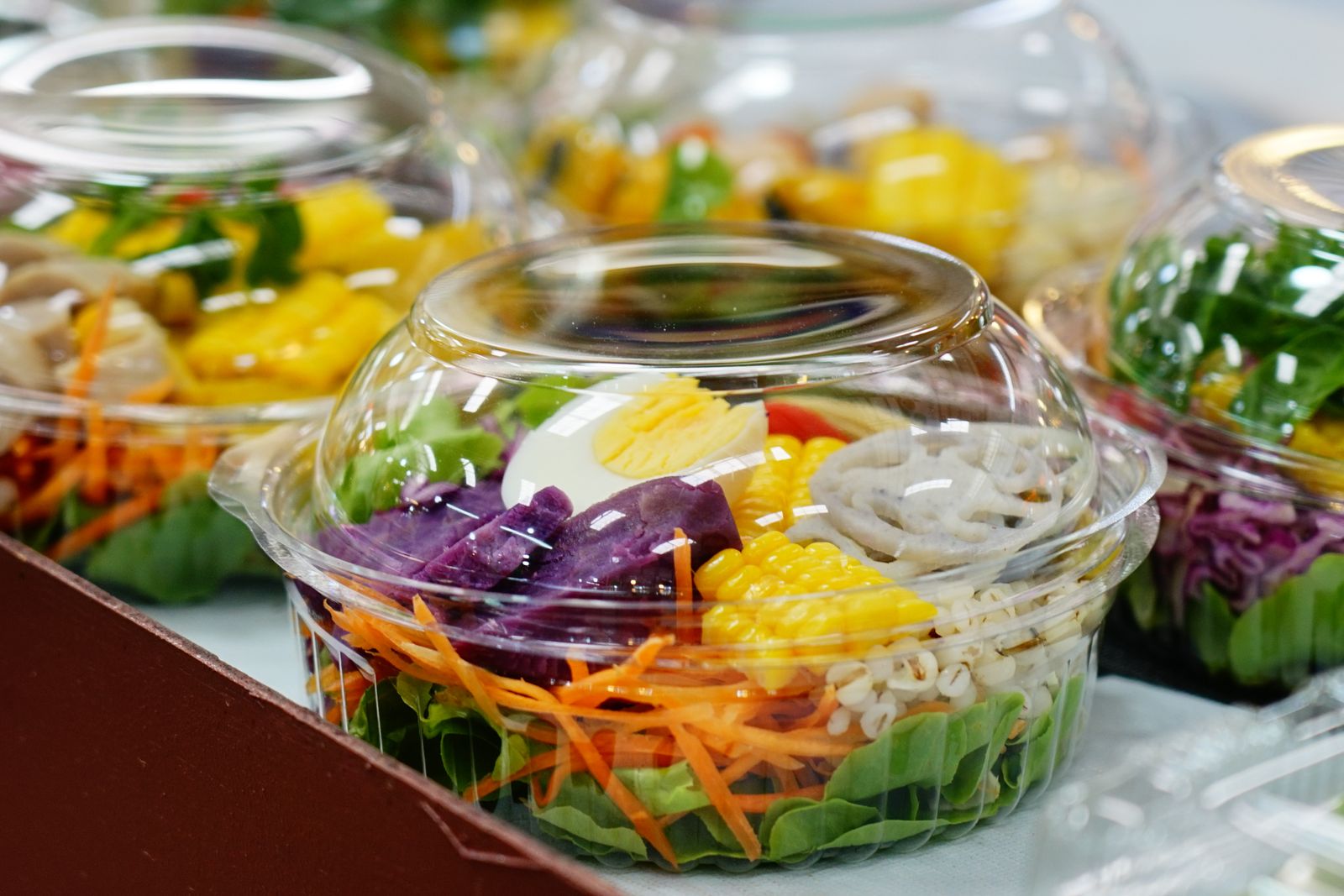 Salat in Kunststoffverpackungen