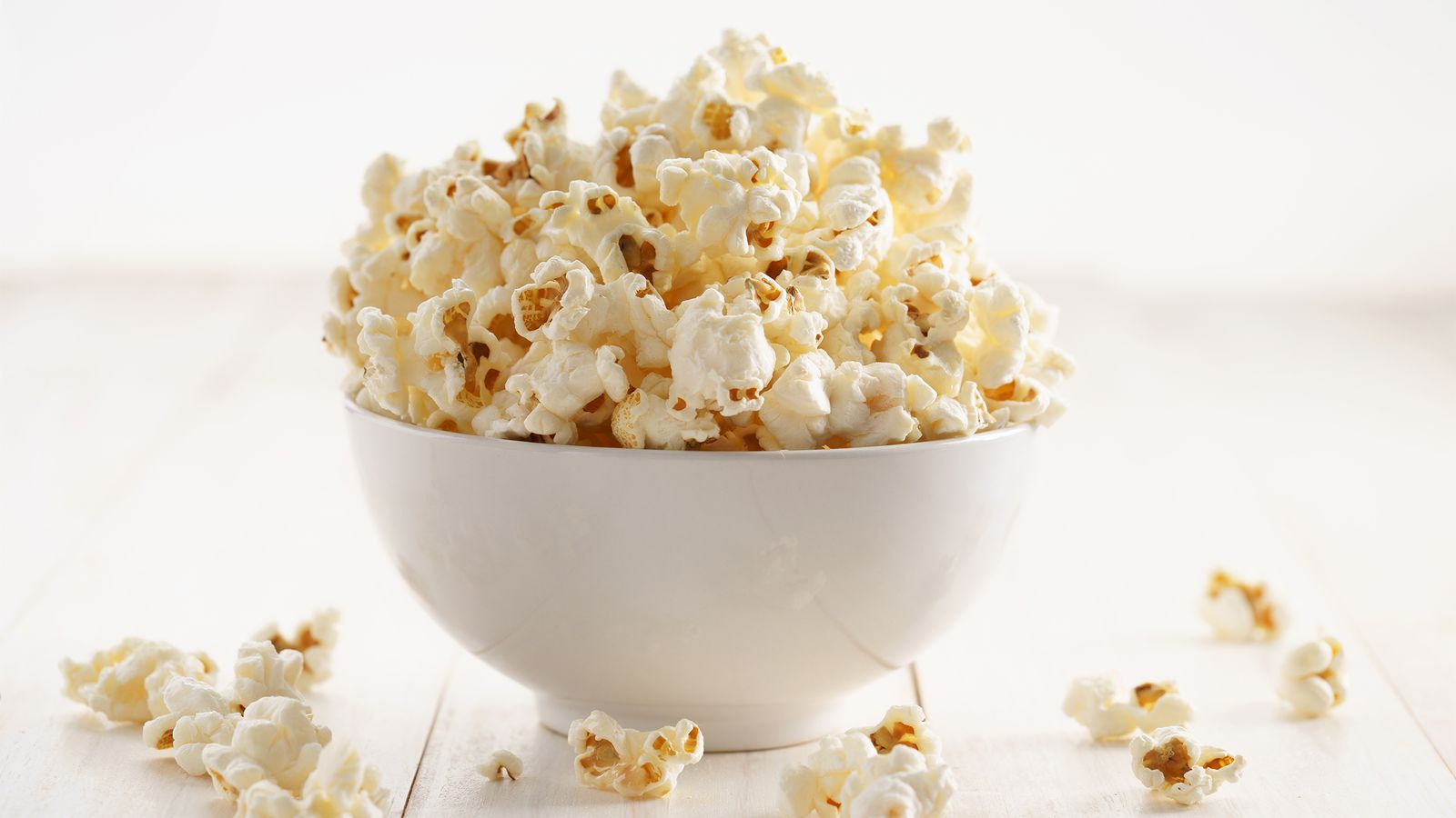Popcorn in einer weissen Schale