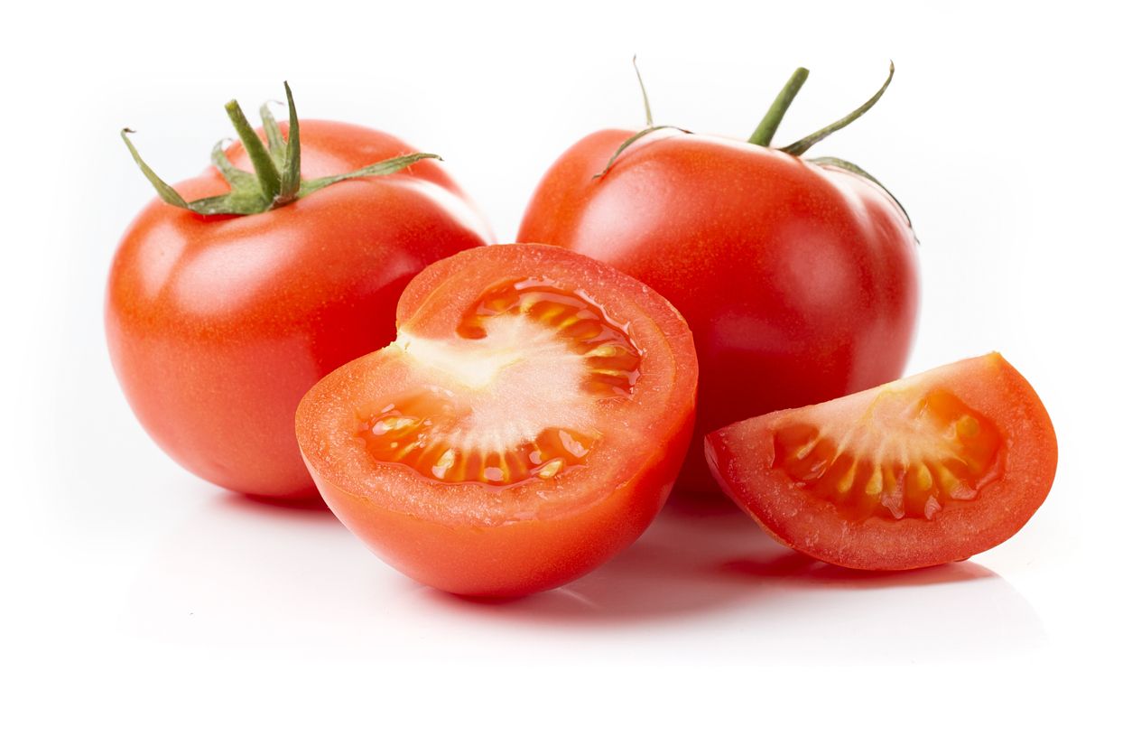 Tomaten geschnitten und ganz