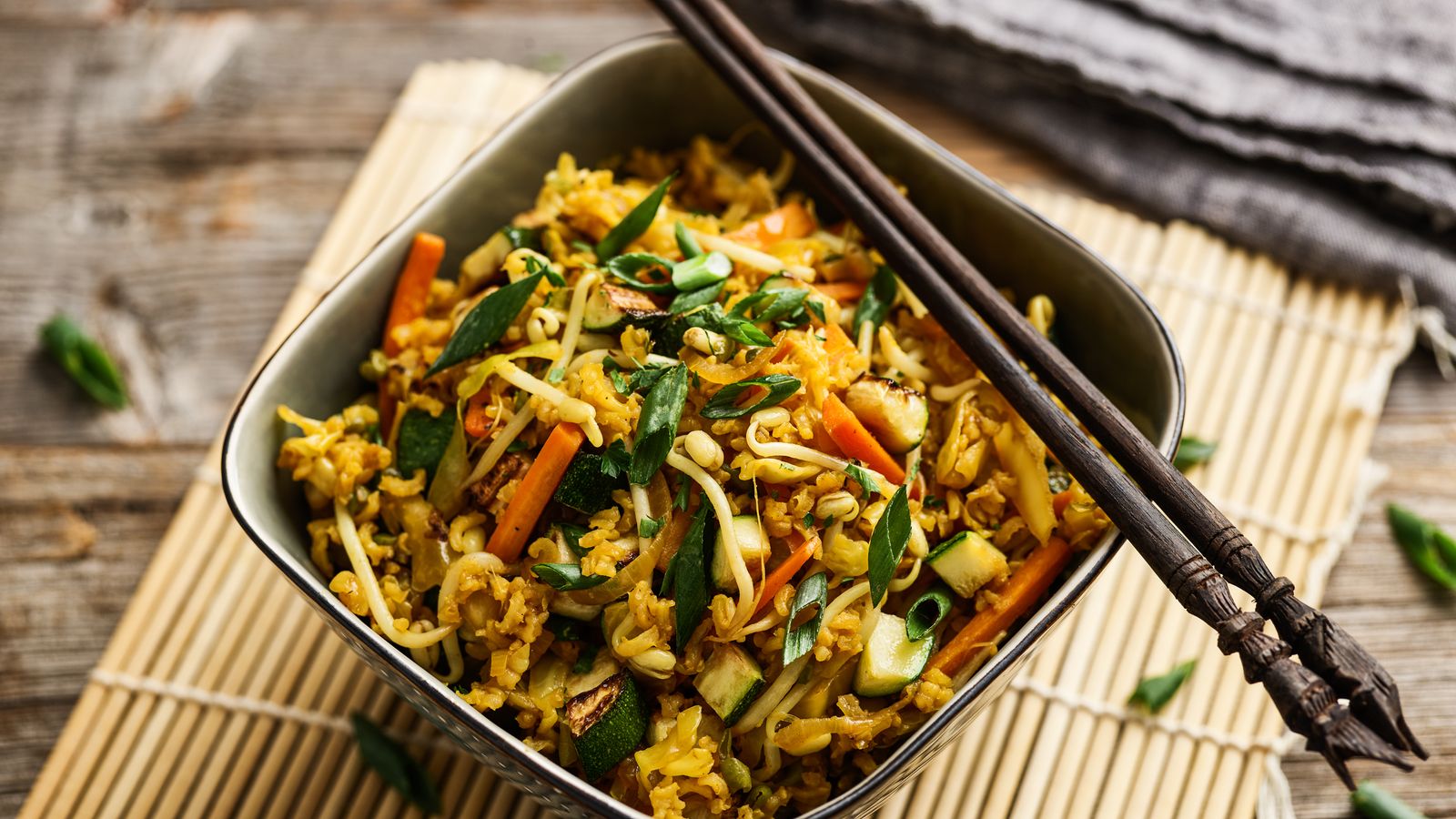 Reis mit Gemüse in einer Schale serviert