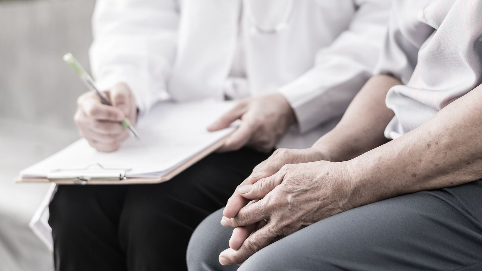 An Parkinson erkrankte Frau bei einem Arzt