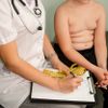 Fettleibigkeitsproblem bei Kindern. Dicker Junge bei einem Ernährungsberatertermin