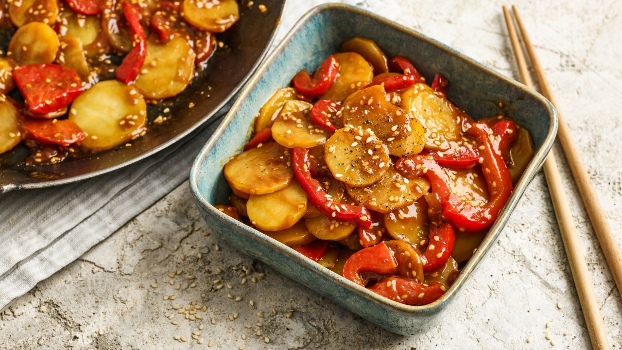 kartoffeln-mit-paprika-an-s-ss-saurer-sauce-vegan