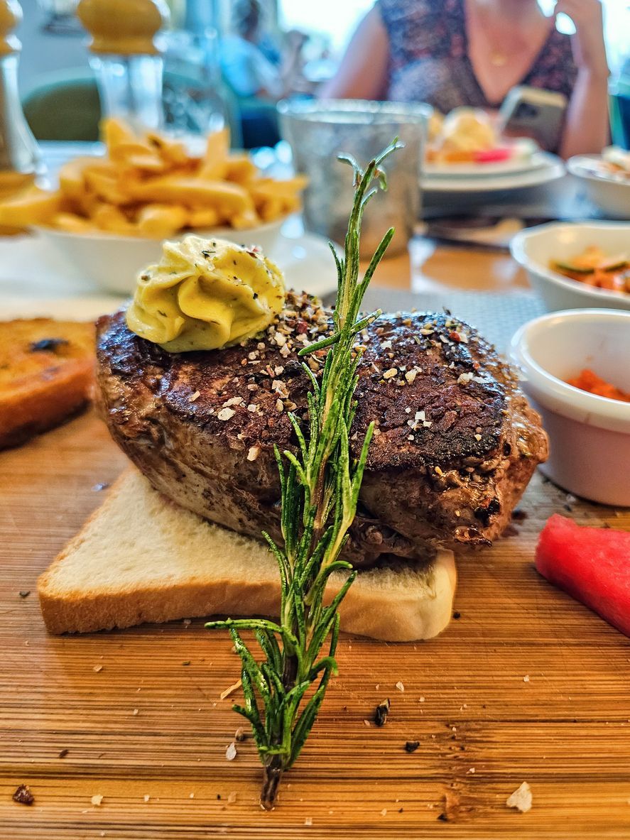 Gegrilltes Rindfleischsteak mit Rosmarin und Kräuterbutter im Restaurant