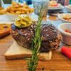 Gegrilltes Rindfleischsteak mit Rosmarin und Kräuterbutter im Restaurant