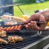 Fleisch wird gegrillt