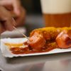 Currywurst auf einem Pappteller