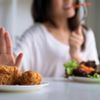 Frau lehnt Fleisch ab