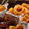 Frittiertes in kleinem Metall-Körbchen serviert