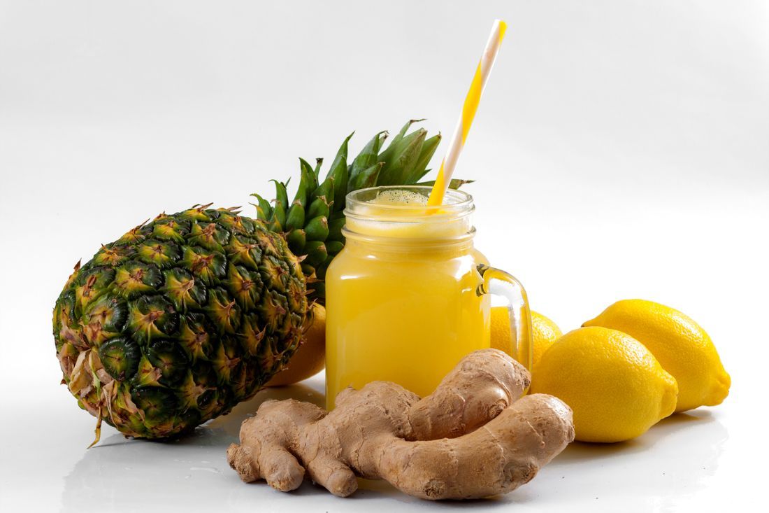 Ananas mit Ingwer und einem Glas Saft
