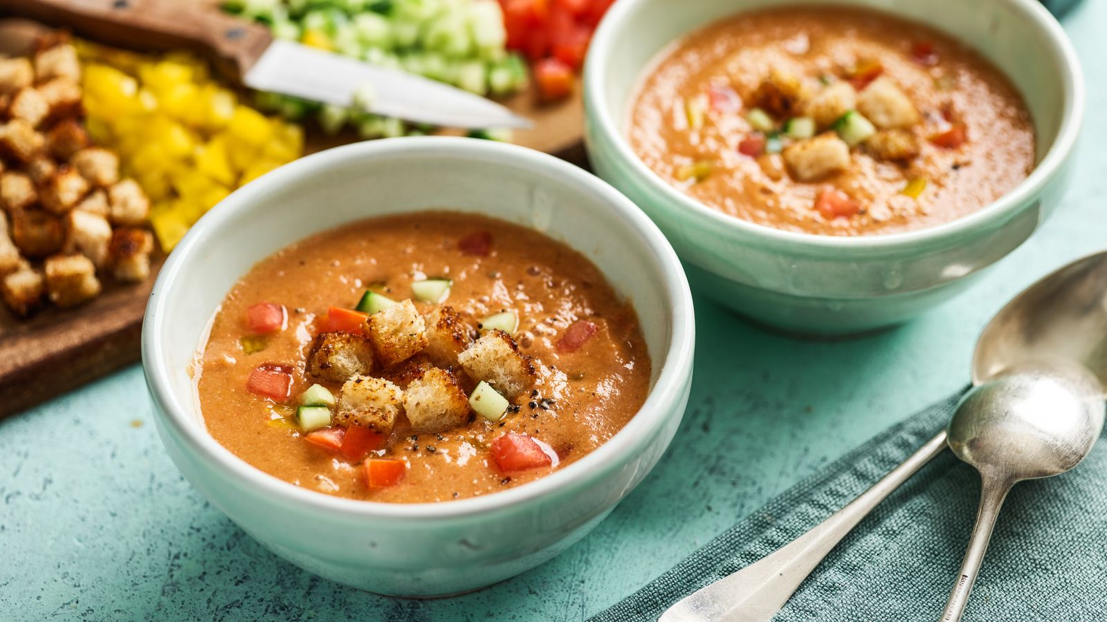 Tomaten-Gazpacho mit Croûtons in einer Schüssel serviert