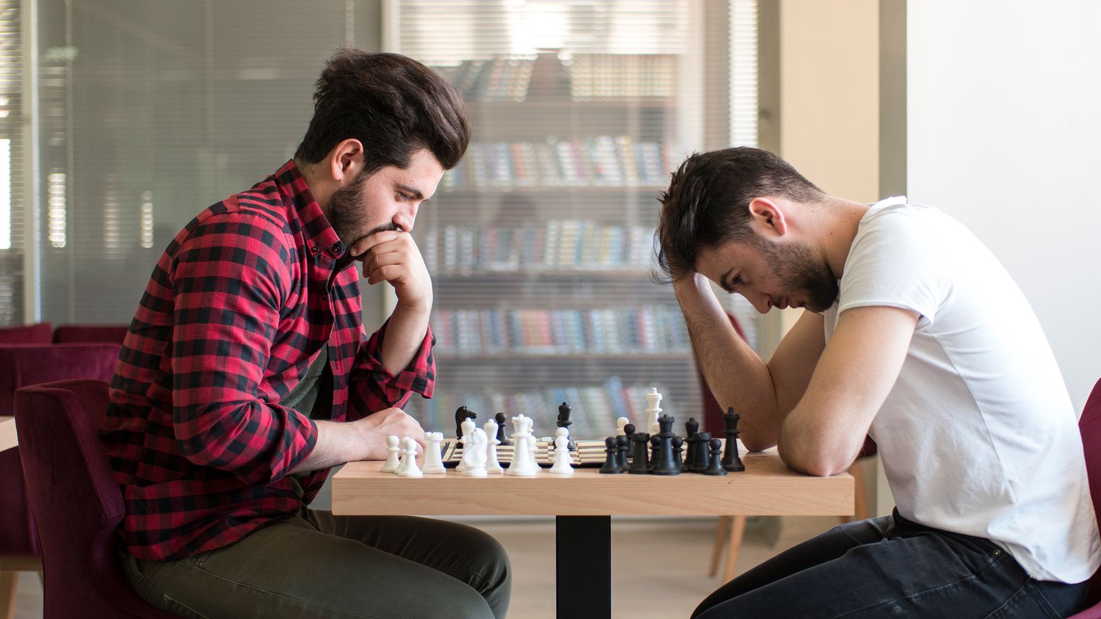 Zwei junge Männer spielen Schach