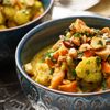 Gemüse-Curry mit Ghee in blauer Schale serviert