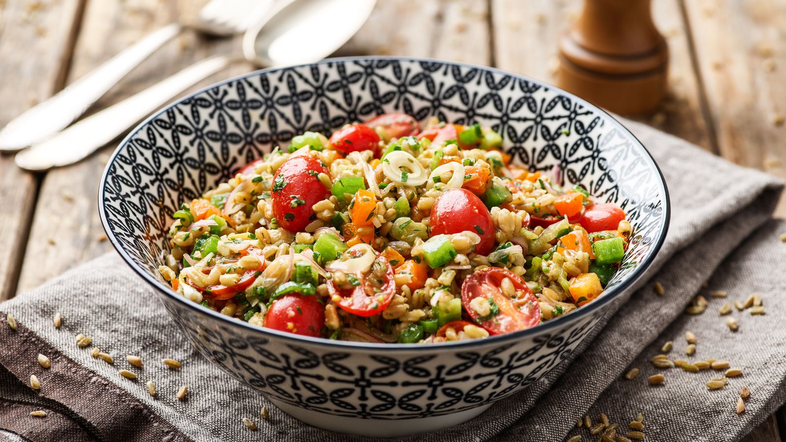 Grünkernsalat in weiss-blauer Schale serviert