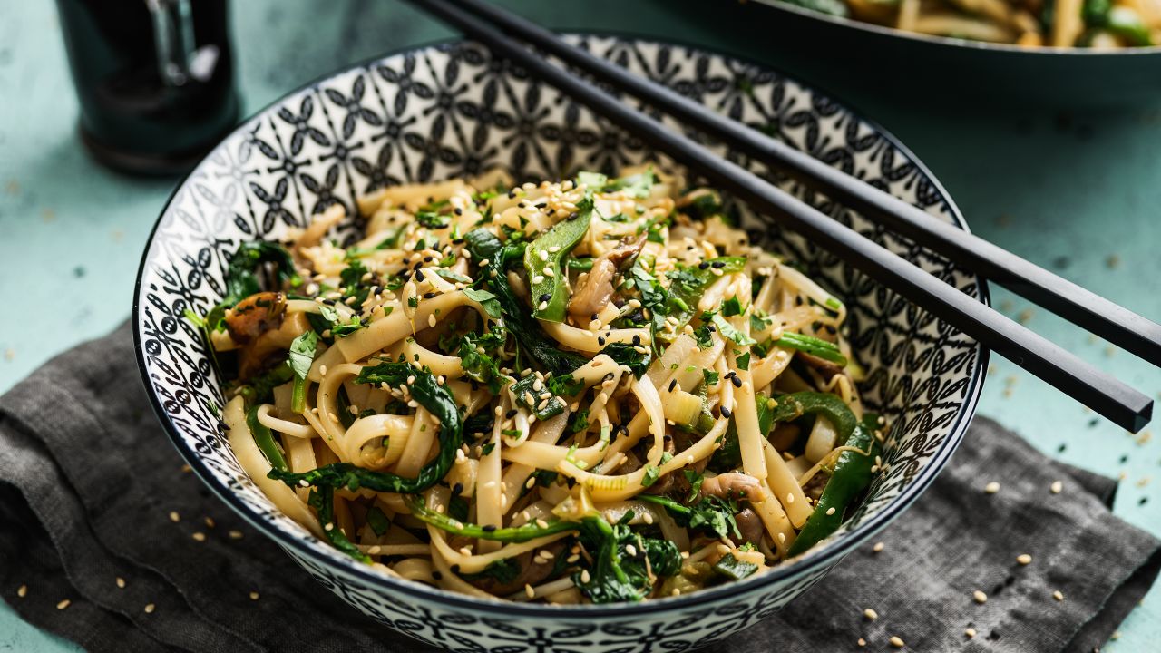 wok-gem-se-mit-reisnudeln-glutenfrei-und-vegan