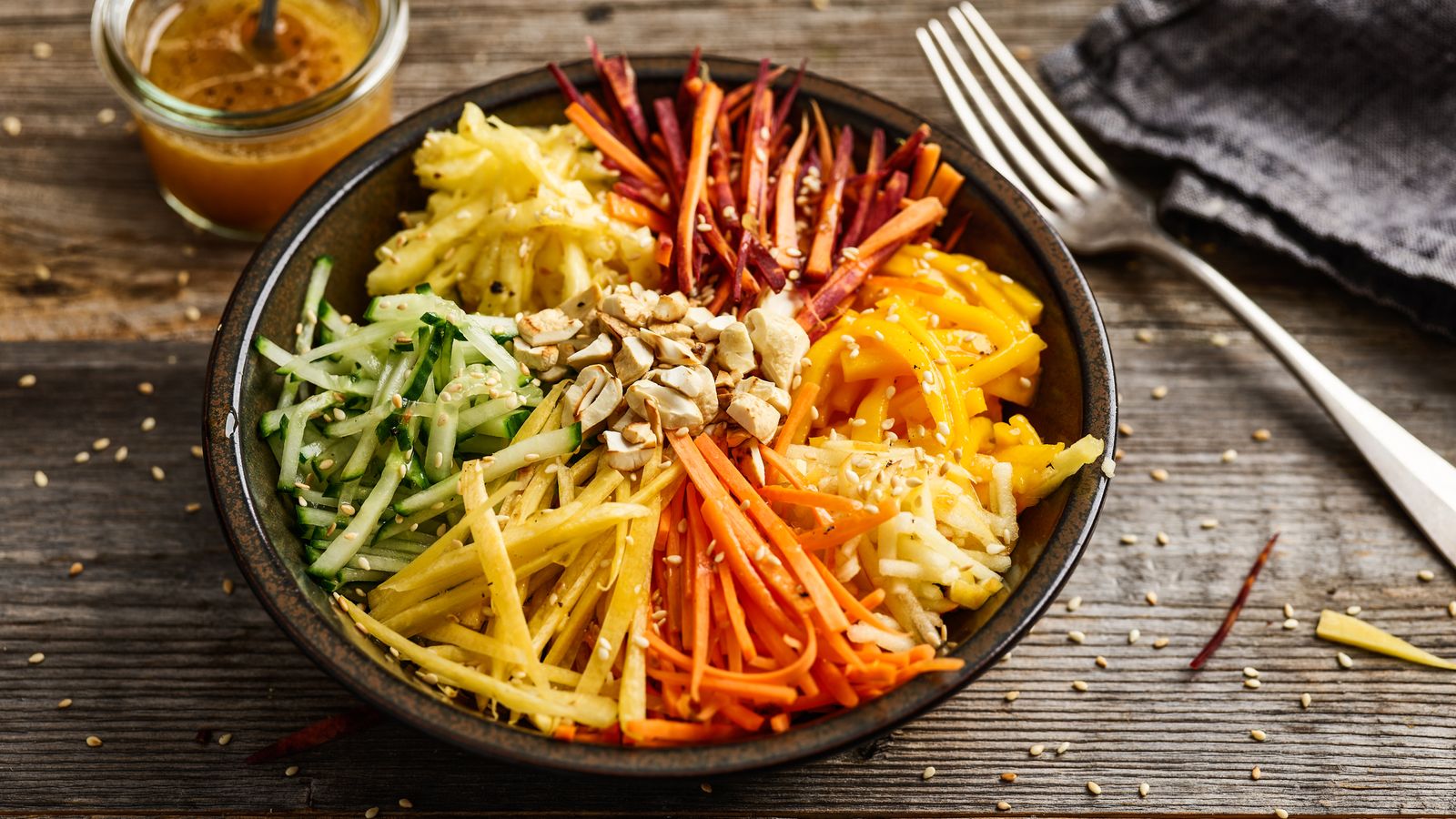 Gemüse-Obst-Salat mit Cashewkernen und Sesam in einer Schale serviert