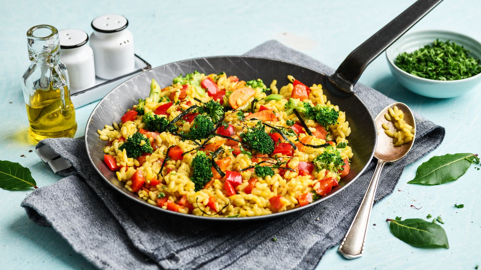 Gemüsepaella auf einer Pfanne serviert