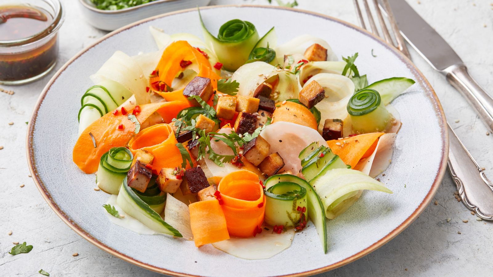 Asiatischer Gemüsesalat mit Räuchertofu