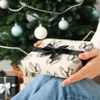 Frau mit Geschenk im Karton