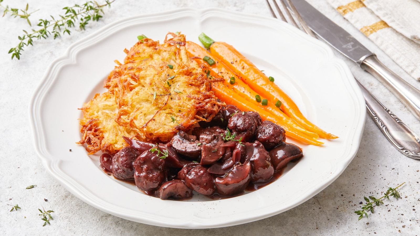 Veganes Geschnetzeltes mit Champignon-Rotweinsauce und Kartoffelpuffer