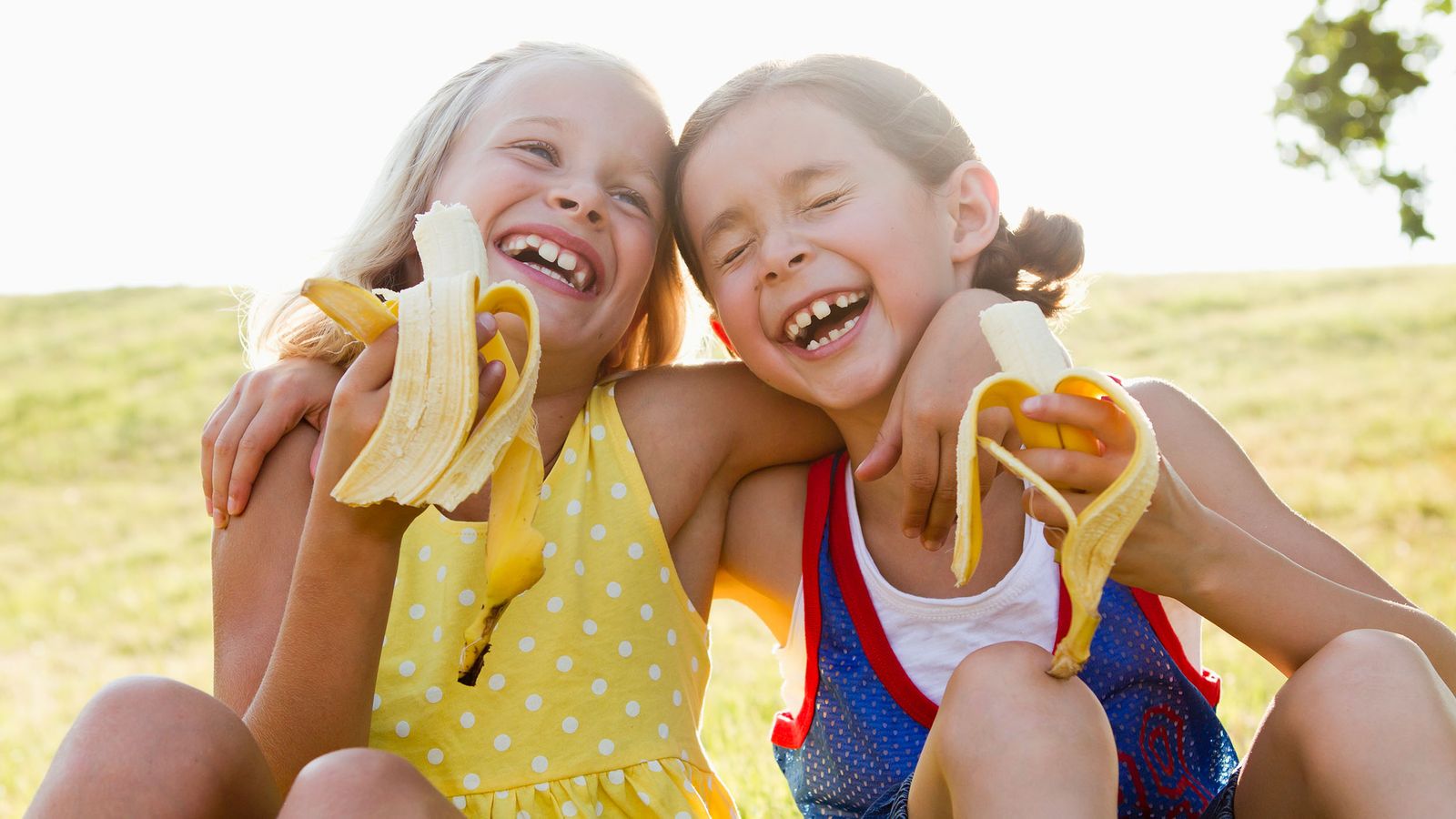 Kinder essen eine Banane