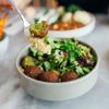 Frau isst Falafel in einem Restaurant