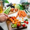Gesunde Ernährung wird zubereitet in der Küche