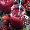 Gesunder Smoothie mit Obst garniert