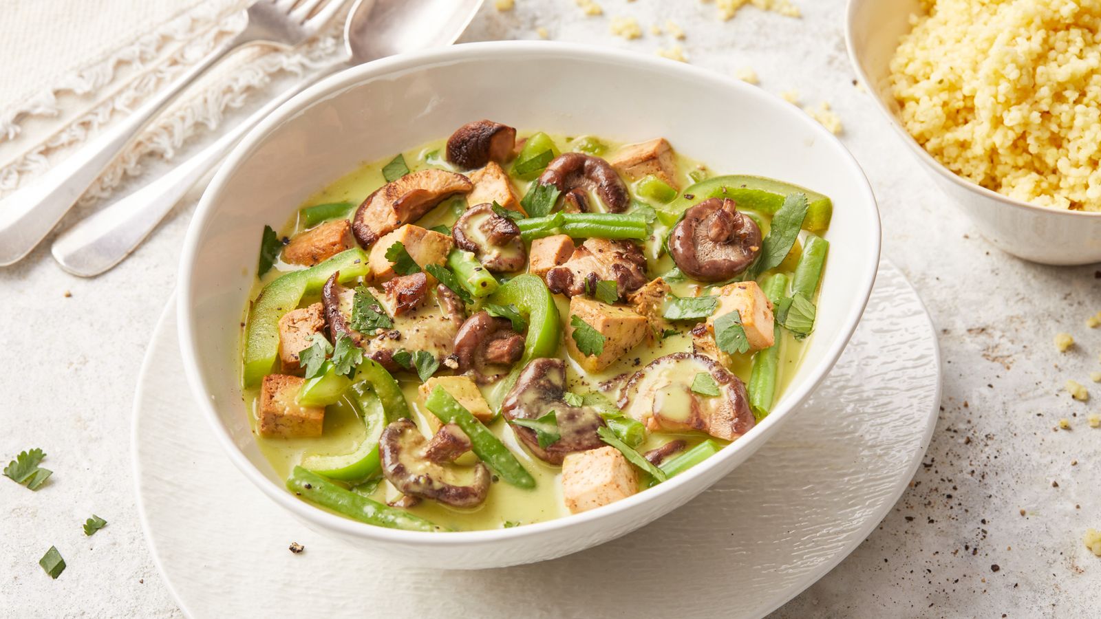 Grüne Bohnen und Shiitake in Kokosmilchsauce mit Thai-Basilikum