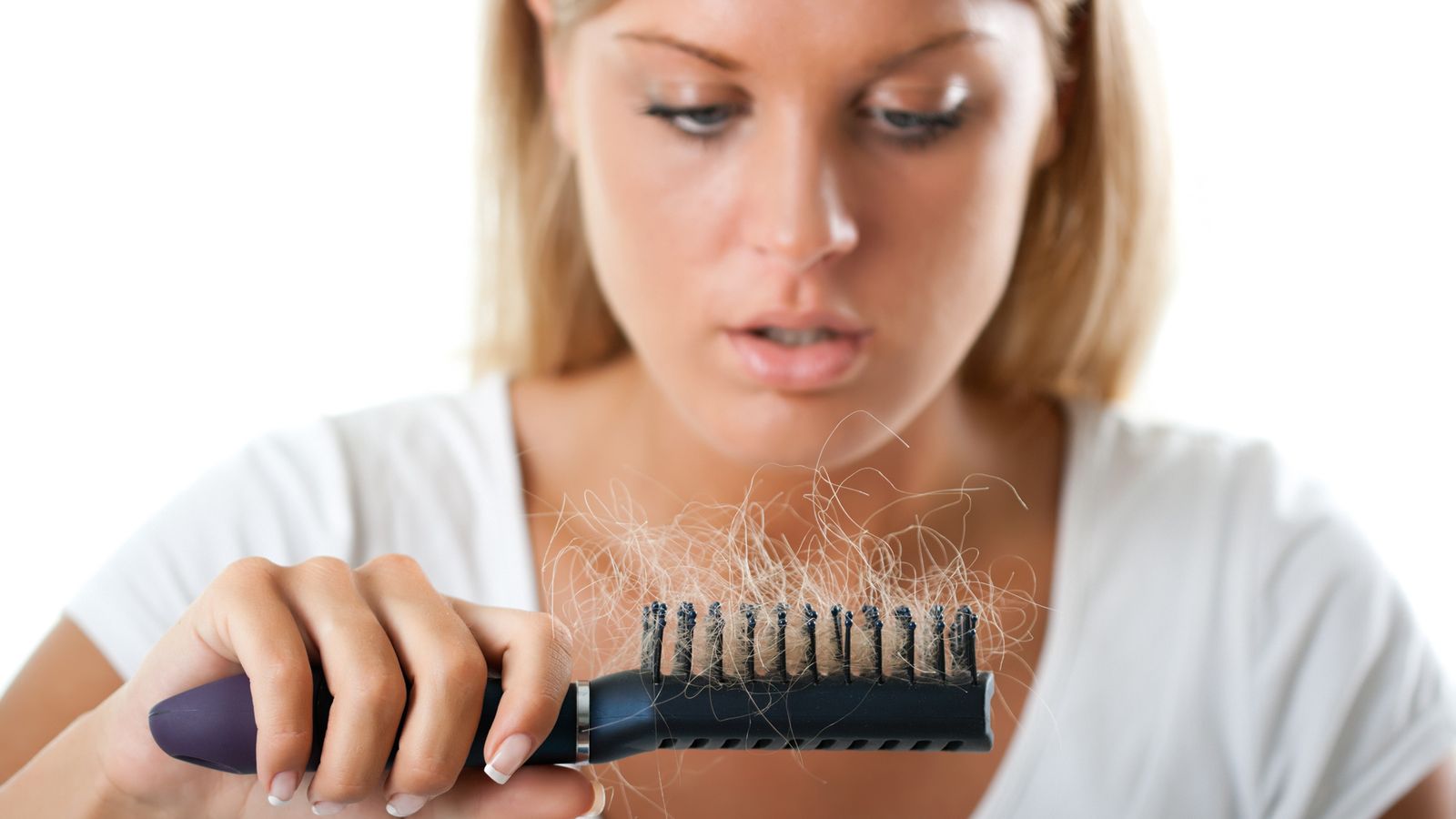 Haarausfall, lose Haare in der Haarbürste