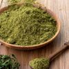 Hanfproteinpulber in einer Schüssel und auf einem Löffel