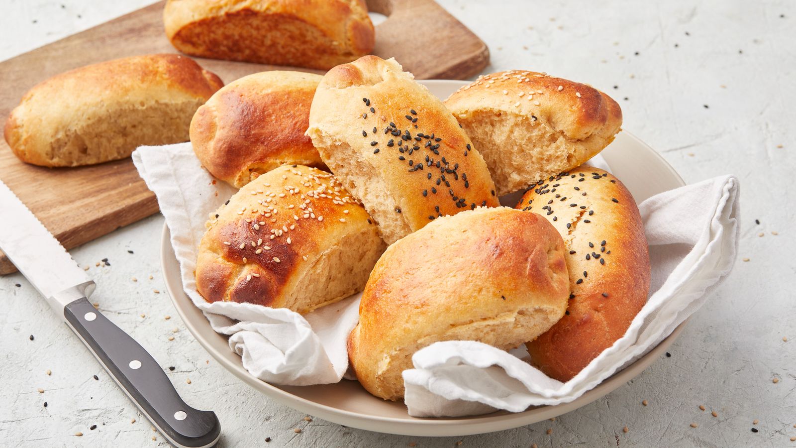 Hot Dog Brötchen aus Dinkelmehl in einer Schale